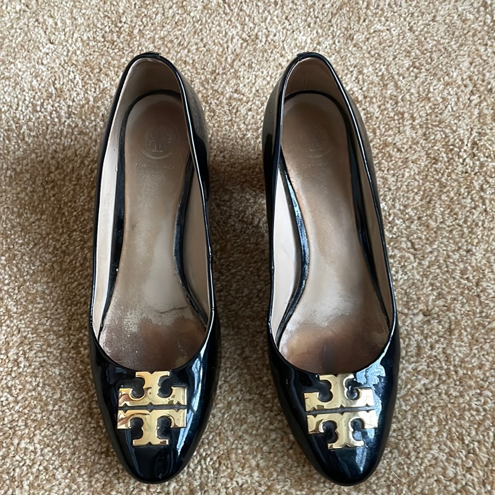 Tory Burch Black Patent Leather Pumps with Gold Logo